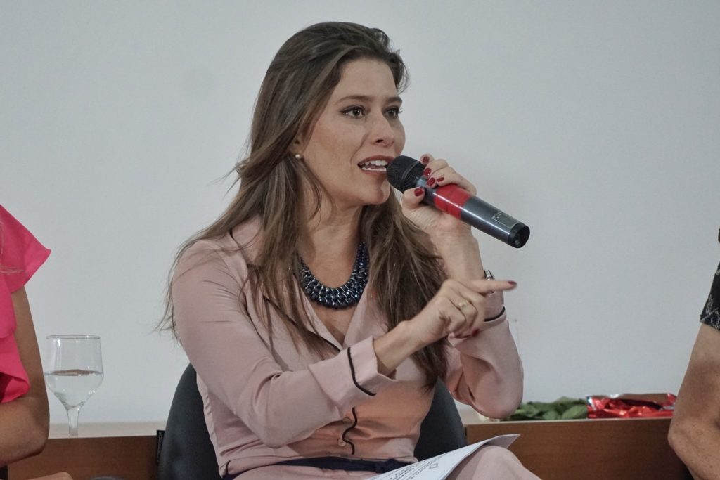 Empenho e boa vontade seriam suficientes para abrir creches para 1800 crianças, diz Júlia Lucy