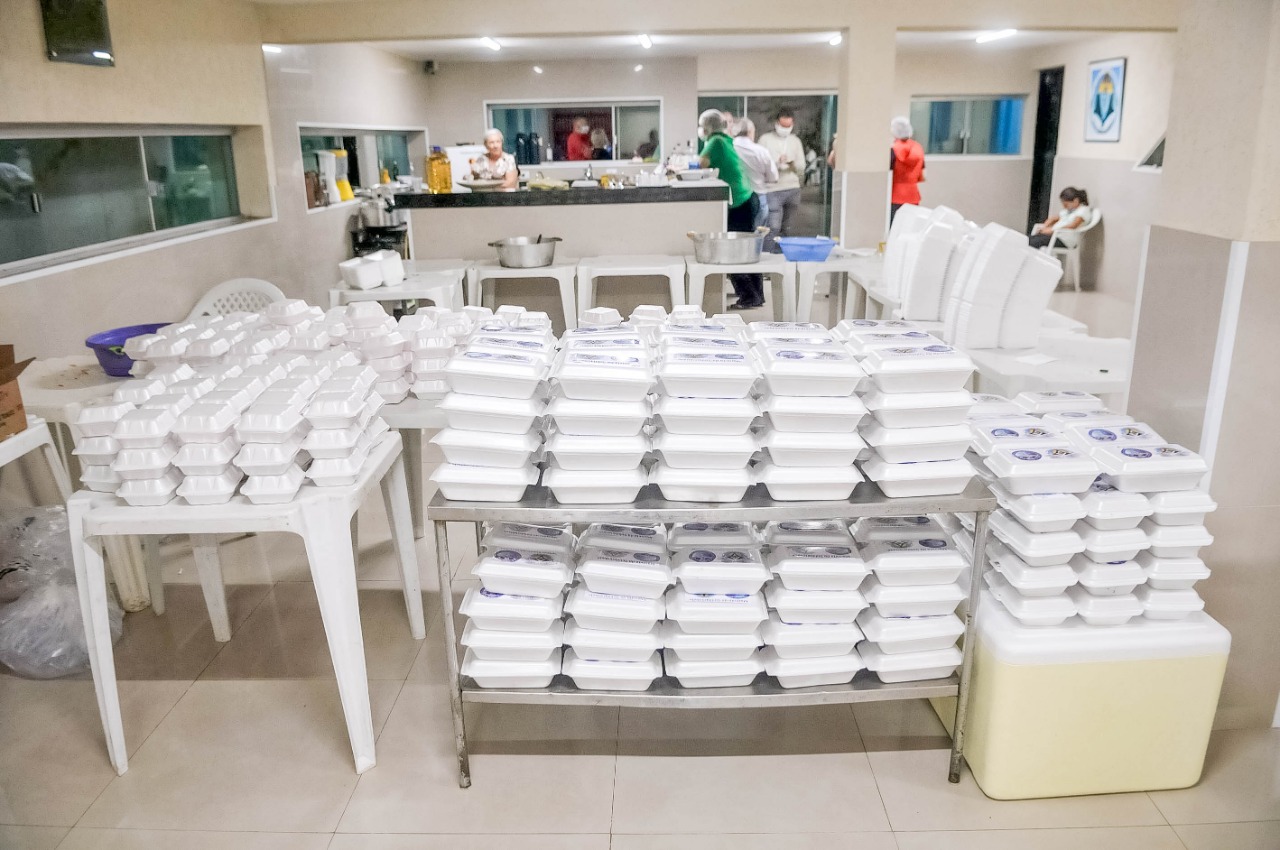 Maçonaria distribui alimentos para moradores de rua