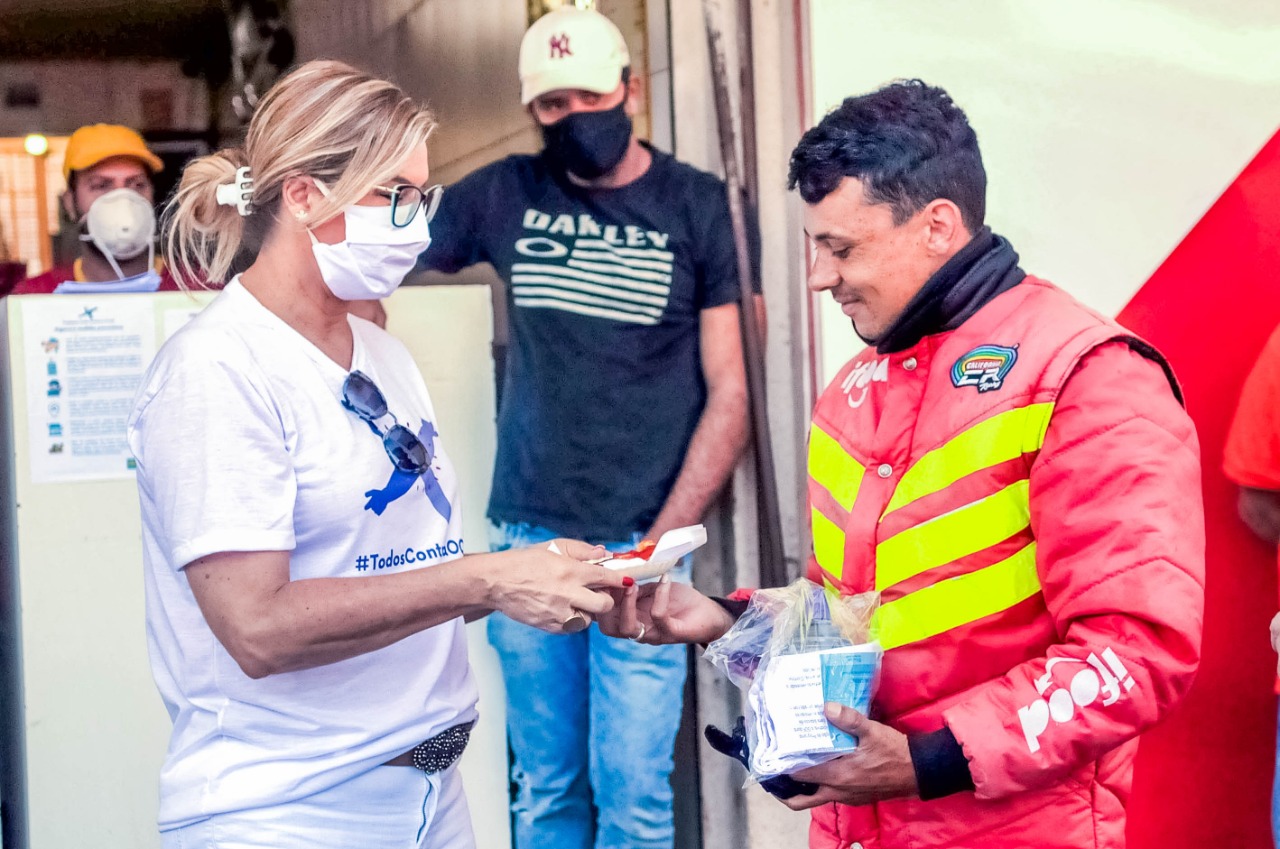 Motoboys recebem máscaras e álcool em gel