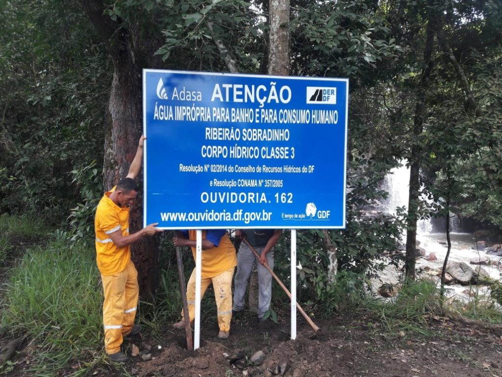 Placas do Ribeirão Sobradinho são derrubadas