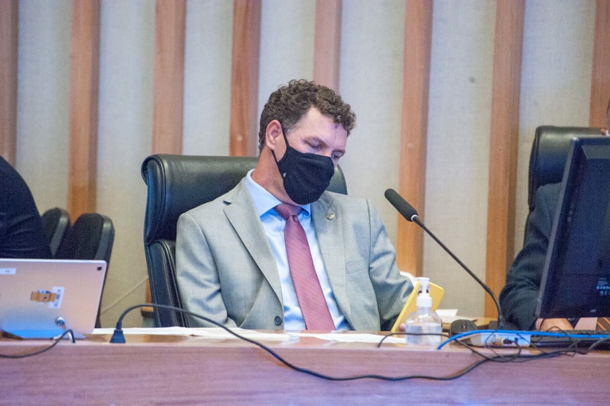 Iolando destaca proposta que insere acessibilidade para pessoas com deficiência auditiva na Central 156