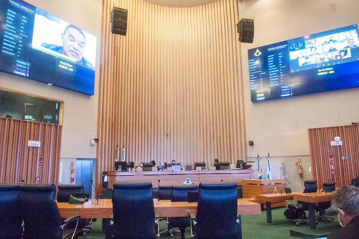 Distritais cobram do BRB explicações sobre empréstimo a filho do presidente