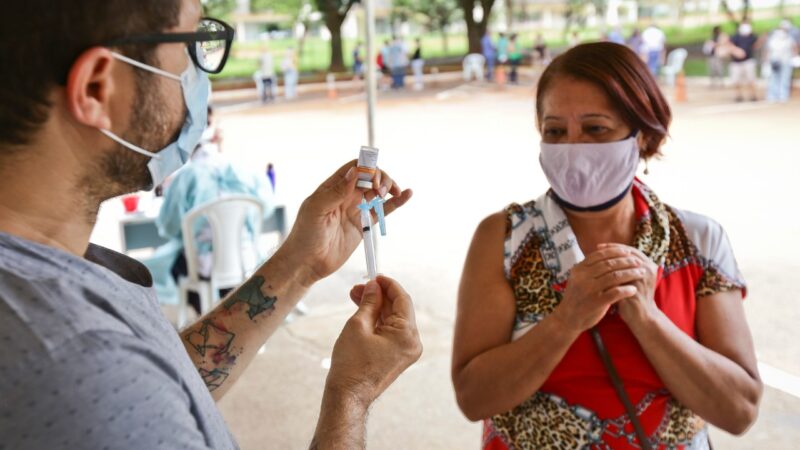 Quase 13% da população do DF já foi vacinada contra a Covid-19