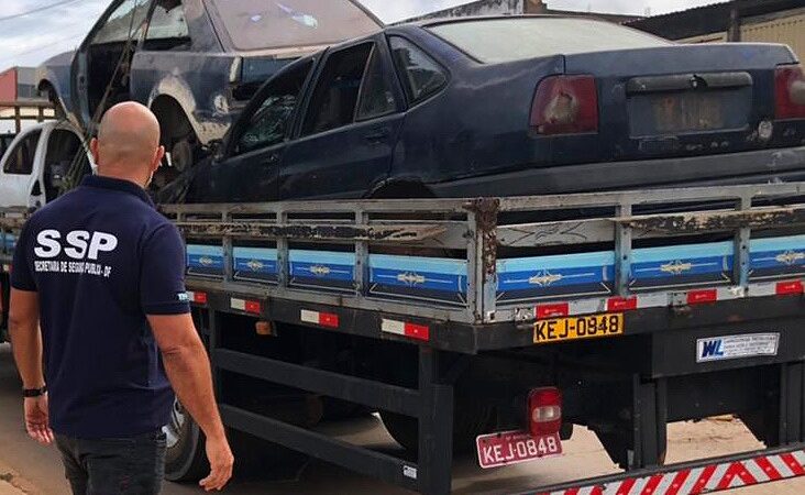 Operação retira veículos abandonados de Ceilândia