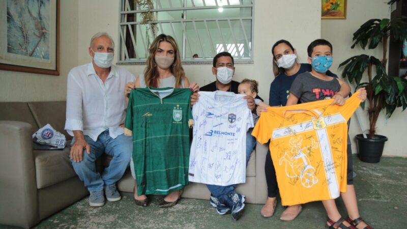 Família de menino com AME recebe camisas de times de futebol para sorteios