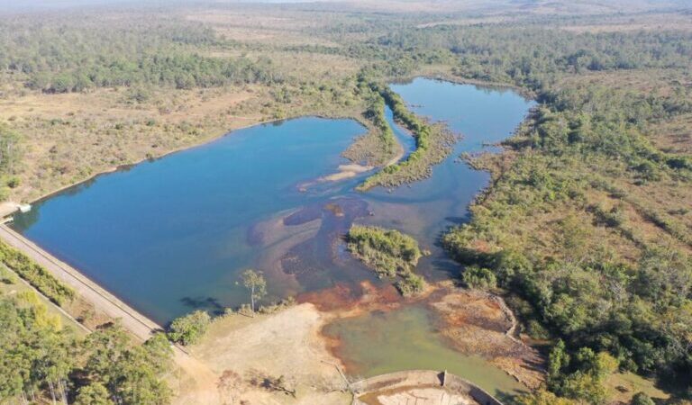 Caesb faz desassoreamento na Barragem do Torto