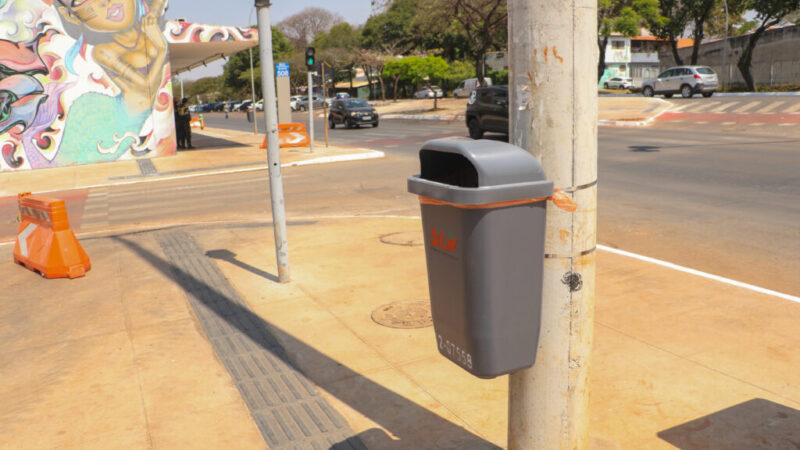 Avenida W3 Sul já tem 131 lixeiras e vai ganhar mais