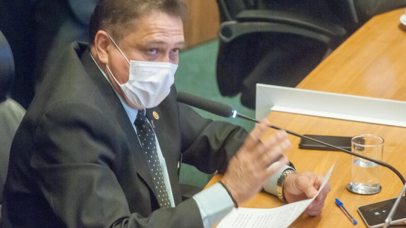 João Cardoso cobra pagamento de auxílio atrasado a servidores da Educação