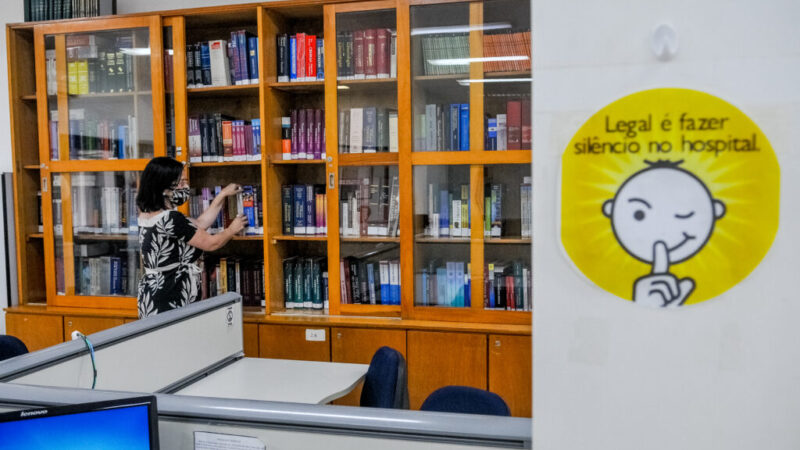 Hospitais públicos guardam ciência e pesquisa em bibliotecas próprias