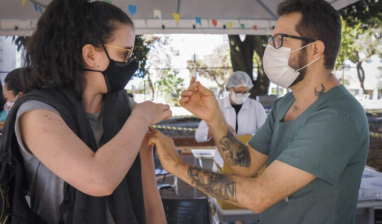 DF aplica dose de reforço com imunizante da AstraZeneca ou Janssen