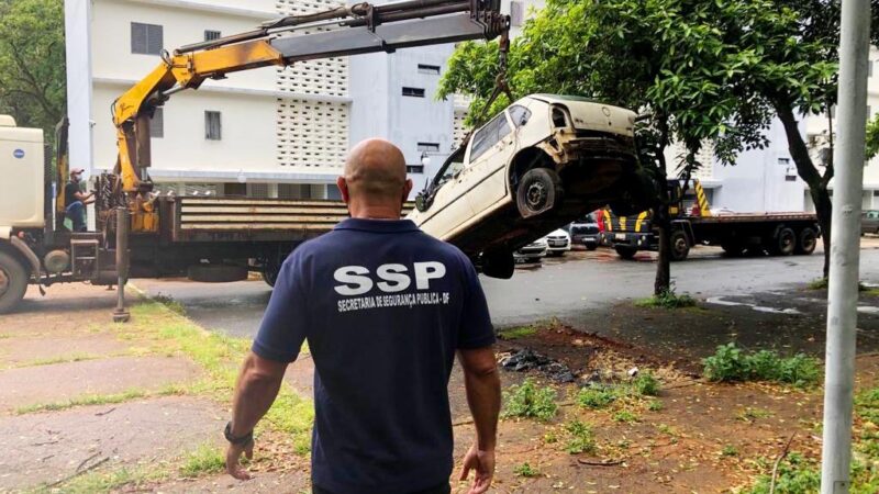 Veículos abandonados são retirados no Plano Piloto
