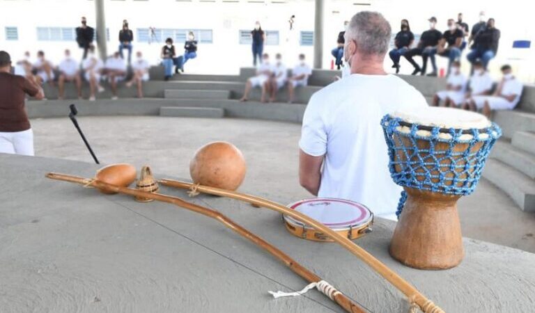 Artistas voluntários levam música e dança para socioeducandos