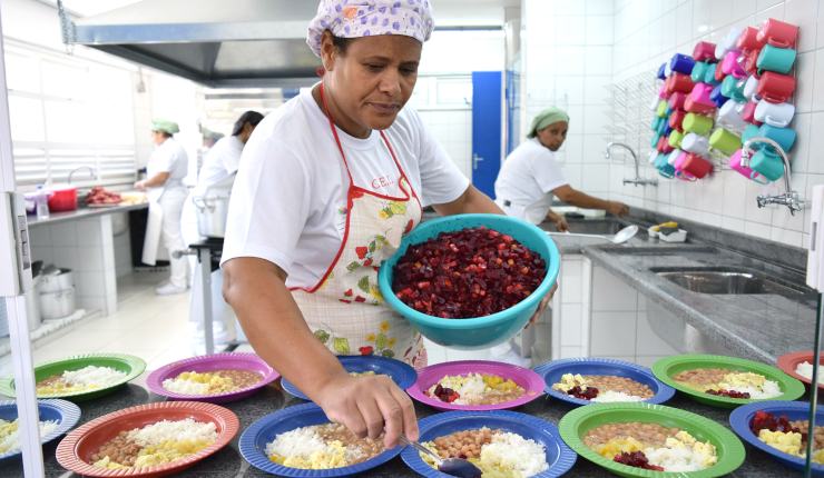 Distritais derrubam seis vetos do governador, entre eles o que obriga as escolas a oferecerem alimentos orgânicos