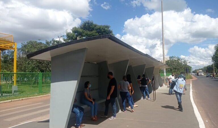 Paradas de ônibus do programa Adote um Abrigo são reformadas