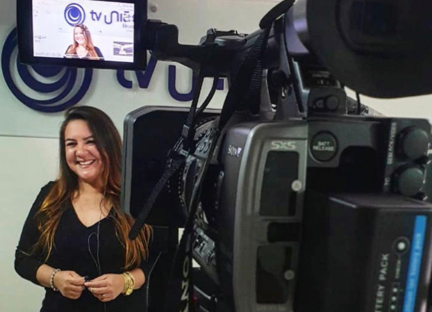 Luiza Frazão Valente comemora um ano como apresentadora da TV União