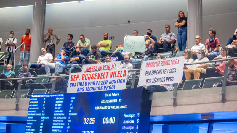 Distritais derrubam veto e alteram nome e remuneração do cargo de técnico em Políticas Públicas