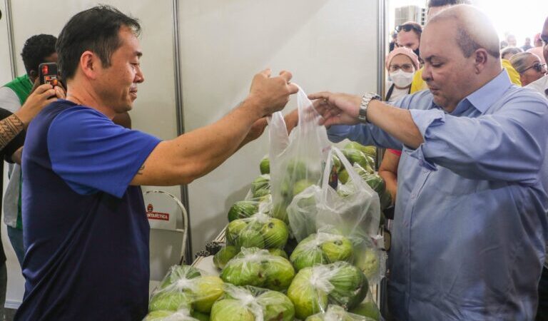 7ª edição da Feira da Goiaba recebe visita do governador