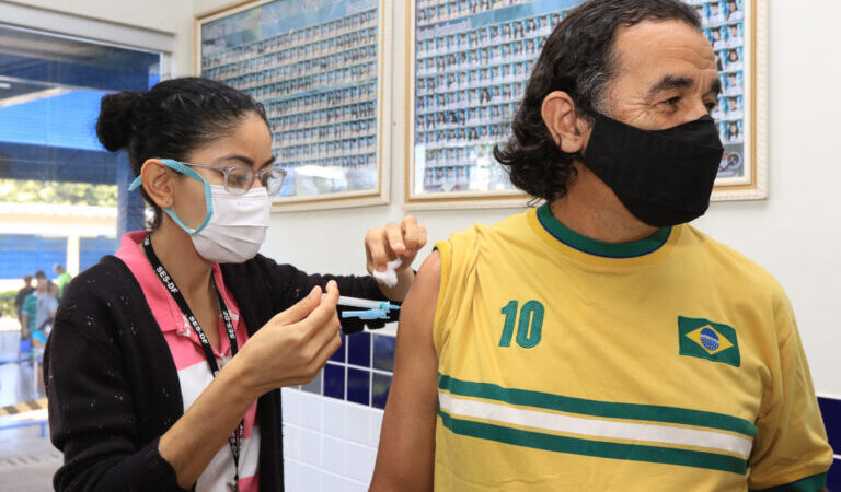 Reiniciada vacinação nas escolas da rede pública