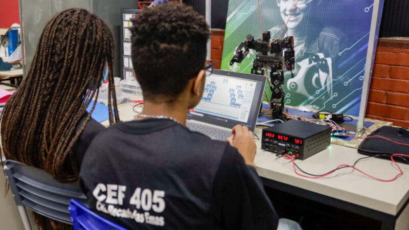 Alunos da rede pública criam robôs com habilidade de fala