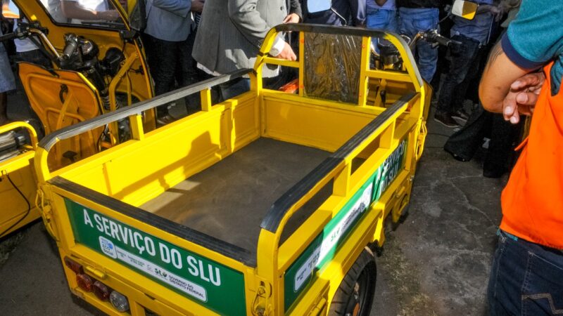 Ex-carroceiros usarão veículos elétricos para coletar entulhos
