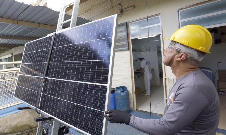 Primeira escola pública no DF recebe sistema de energia solar