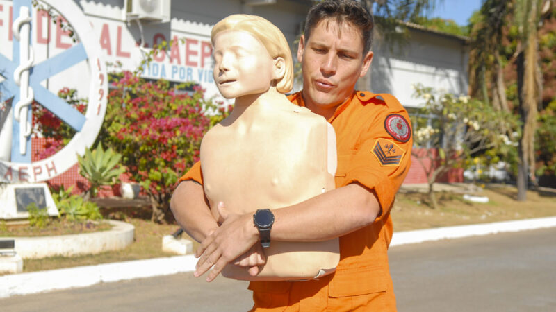 Aprenda a ajudar vítimas de engasgo