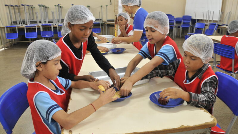 Alunos do CEF 308 de Santa Maria aprendem a cozinhar e a empreender