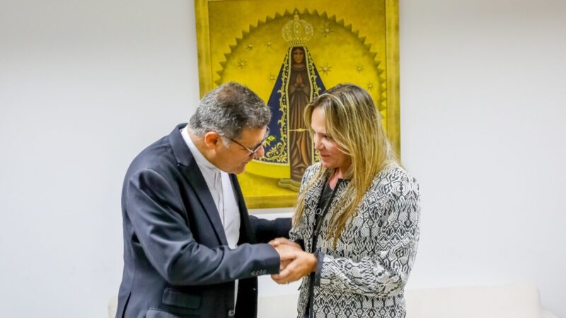 Governadora em exercício é recebida pelo arcebispo de Brasília