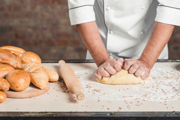 Mais de duas mil vagas em cursos de confeiteiro, padeiro e mídias sociais