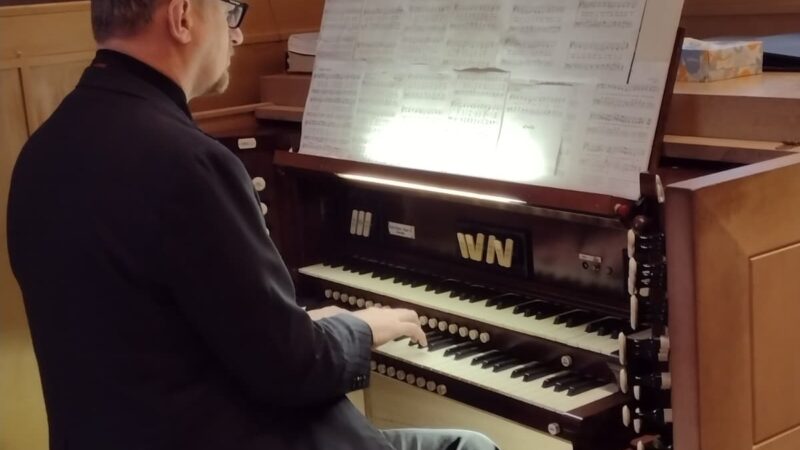 Músico brasileiro quer resgatar tradição musical com órgão de tubos